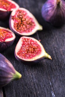 Bütün ve kesilmiş taze canlı incir meyve