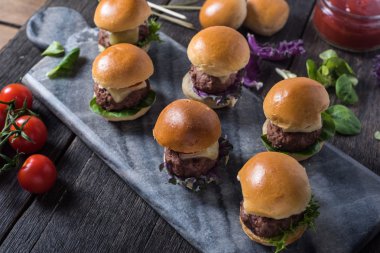 Yönetim kurulu hizmet üzerinde sığır eti Burger