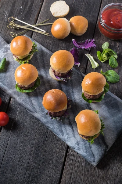 Mini hambúrgueres de carne, comida de festa — Fotografia de Stock