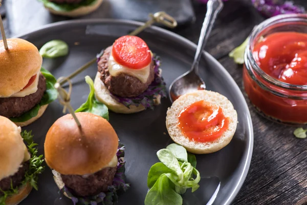 Comida de festa, mini hambúrgueres de carne — Fotografia de Stock
