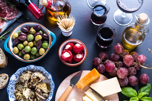 Spanska tapas och rödvin — Stockfoto