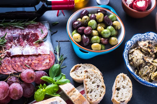 Hiteles spanyol tapas étterem beállítása — Stock Fotó