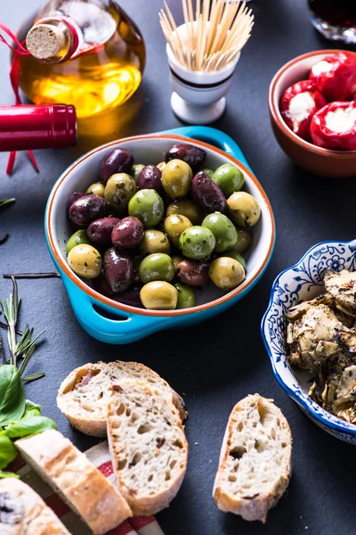 Varietà di tapas sul tavolo — Foto Stock