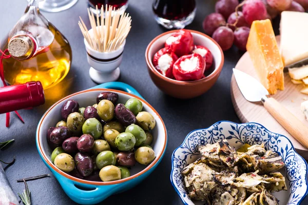 Variedad de tapas en la mesa — Foto de Stock