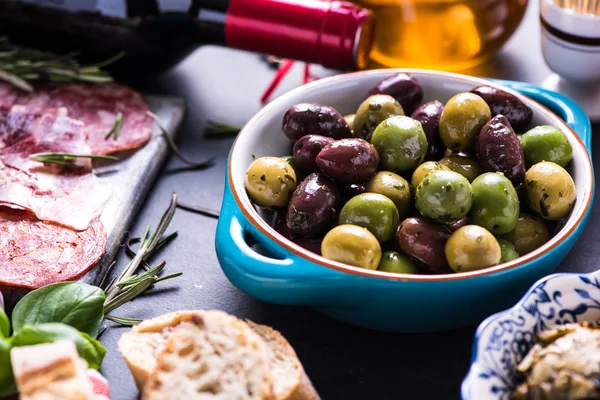 Tapas-Vielfalt auf dem Tisch — Stockfoto