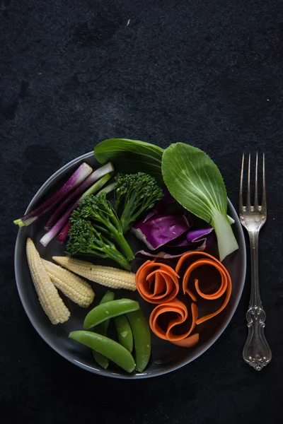 Granja de verduras frescas en plato — Foto de Stock