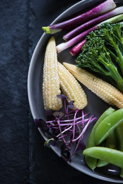 Verduras frescas vibrantes en el plato — Foto de Stock