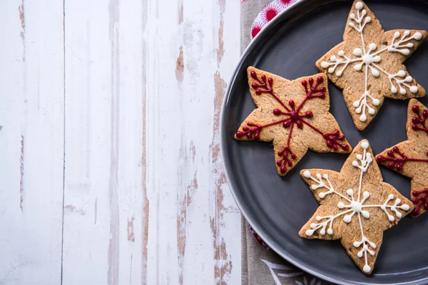 Weihnachtsplätzchen auf hölzernem Hintergrund — Stockfoto