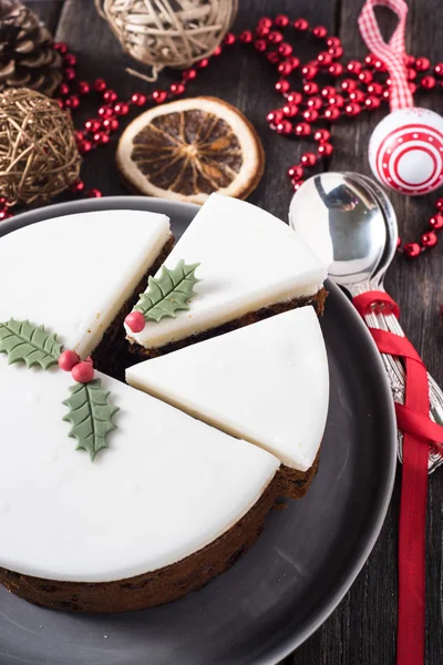 Gâteau aux fruits de Noël sur table avec décorations festives — Photo