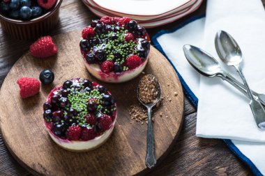 Kış berry meyve cheesecake fıstıklı