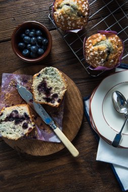 Taze ev yapımı böğürtlenli kek ortadan ikiye kesilmiş