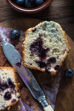 Taze ev yapımı böğürtlenli kek ortadan ikiye kesilmiş