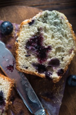Taze ev yapımı böğürtlenli kek ortadan ikiye kesilmiş
