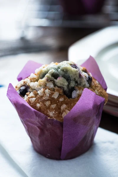 Verse blueberry muffins geserveerd op houten tafel — Stockfoto
