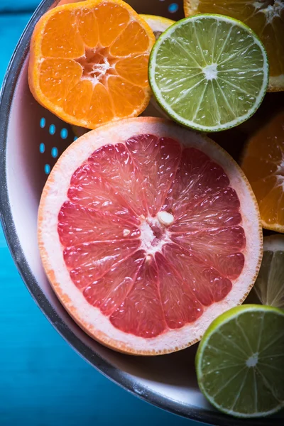 Cítricos vibrantes frutas medio cortadas —  Fotos de Stock