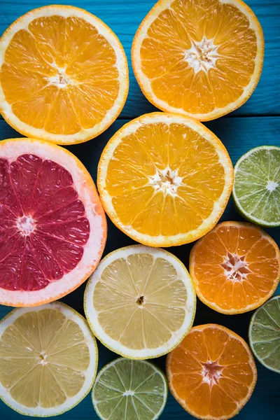 Cítricos frescos frutas medio cortadas por encima —  Fotos de Stock