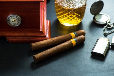 Konyak ve humidor Küba purosu