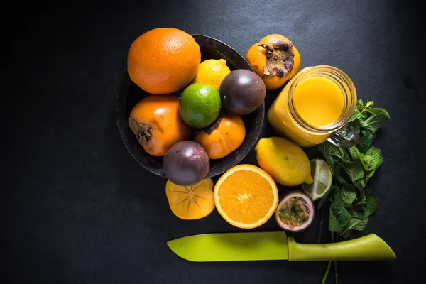 Batido de frutas tropicales y exóticas, concepto de dieta — Foto de Stock