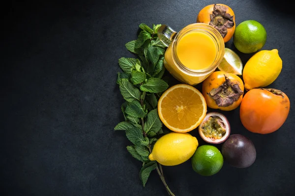 Batido de frutas tropicales y exóticas, concepto de dieta —  Fotos de Stock