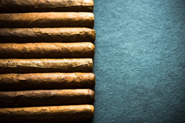 Cigarrer bakgrund med kopia utrymme — Stockfoto