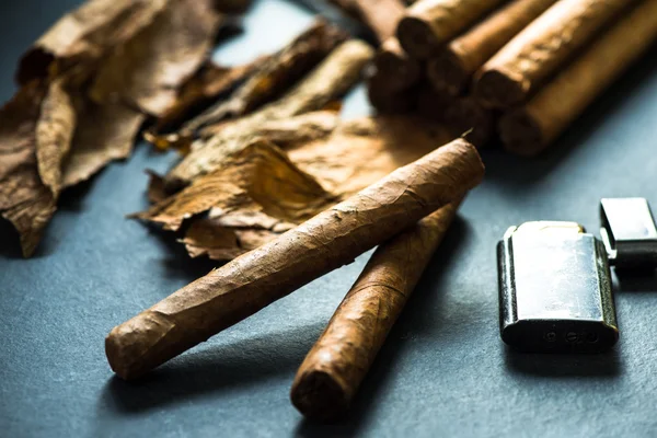 Kubanska cigarrer med blad och lättare — Stockfoto