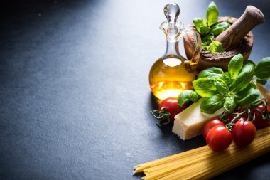 Basit İtalyan yemek, spagetti malzemeler