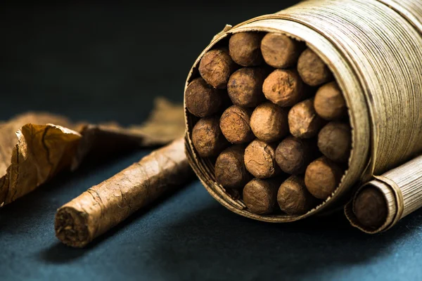 Montón de cigarros en hojas de amigo caja hecha a mano —  Fotos de Stock