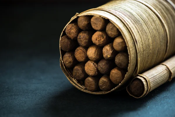 Montón de cigarros en hojas de amigo caja hecha a mano —  Fotos de Stock