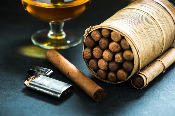 Kubanska cigarrer i naturliga leafs utformad humidor — Stockfoto