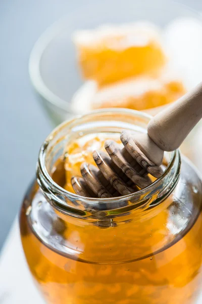 Burk med honung och kamma — Stockfoto
