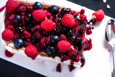 Tatlı Pavlova kış meyve ile