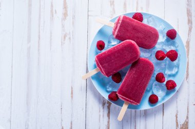 Plaka üzerinde ev yapımı ahududu popsicles