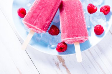 Plaka üzerinde ev yapımı ahududu popsicles