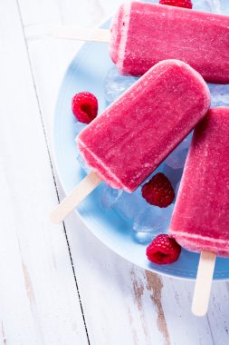 Plaka üzerinde ev yapımı ahududu popsicles