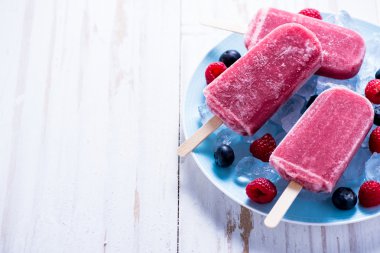 Taze berry meyve ile popsicles