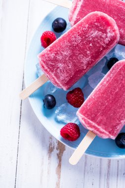 Taze berry meyve ile popsicles