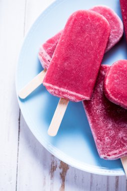 Taze berry meyve ile popsicles