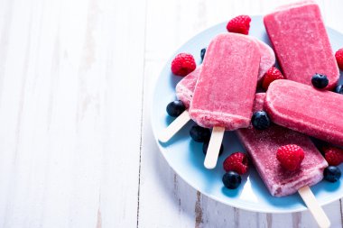 Berry meyve ile serinletici buzlu şeker