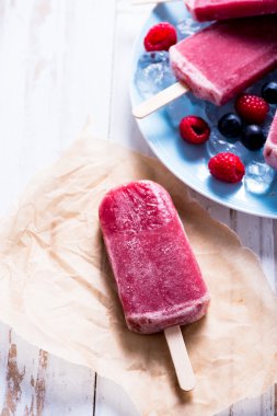 Berry meyve ile serinletici buzlu şeker