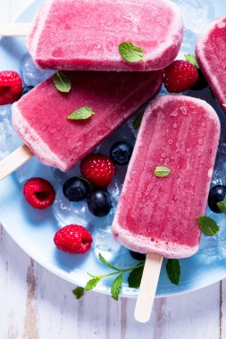 Berry meyve ile serinletici buzlu şeker