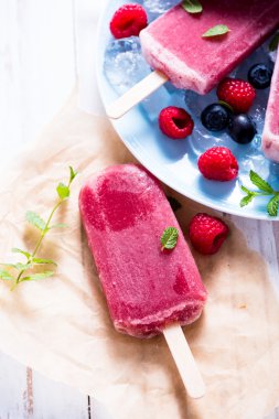 Berry meyve ile serinletici buzlu şeker