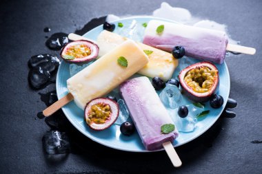 Sağlıklı serinletici snack, meyveli buzlu şeker