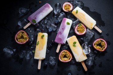 Sağlıklı serinletici snack, meyveli buzlu şeker