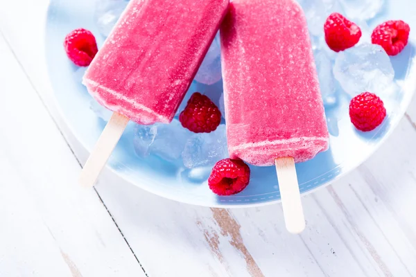 Homemade raspberry popsicles on plate — Stock Photo, Image