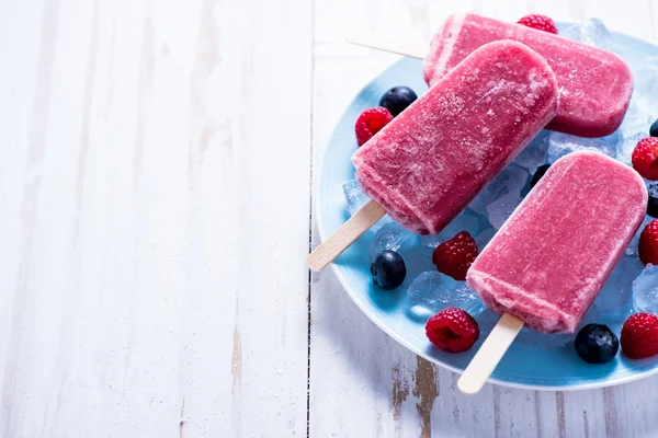 Ghiaccioli con frutti di bosco freschi — Foto Stock