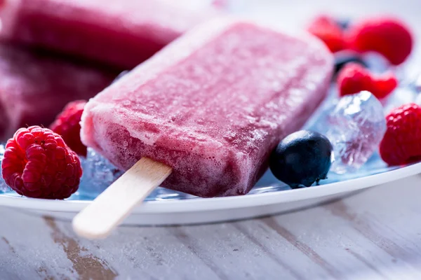 A friss bogyós gyümölcsök popsicles — Stock Fotó