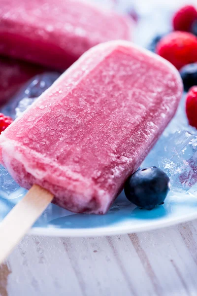 Popsicles z jagód świeżych owoców — Zdjęcie stockowe