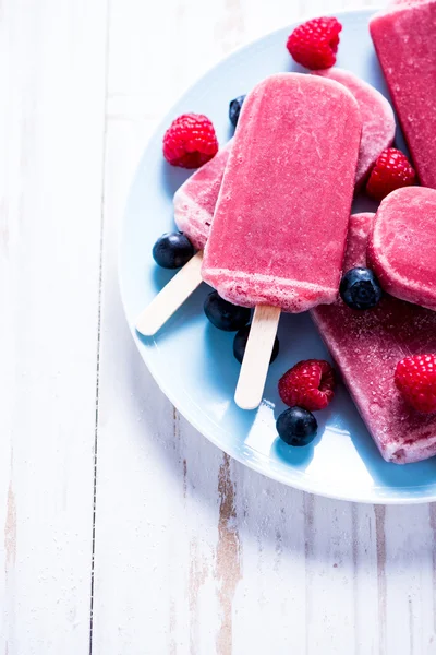 Popsicles with fresh berry fruits — Stock Photo, Image