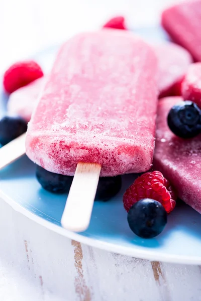 Refreshing popsicle with berry fruits — Stock Photo, Image