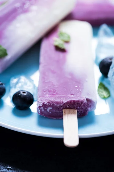 Ghiacciolo allo yogurt e mirtillo sul piatto — Foto Stock